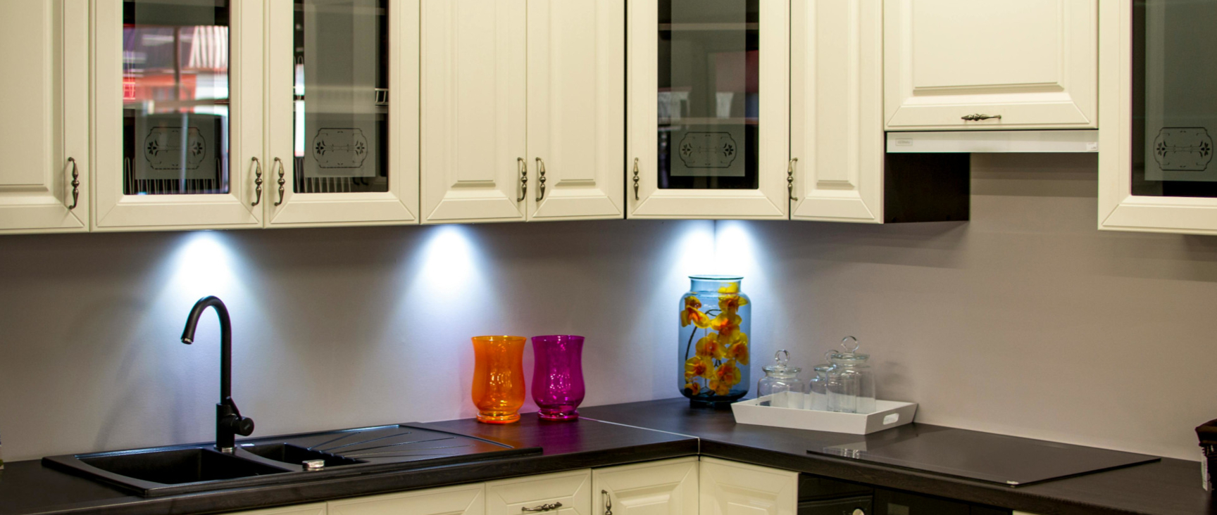 jak-zabezpieczyc-sciane-w-kuchni-przed-zabrudzeniami