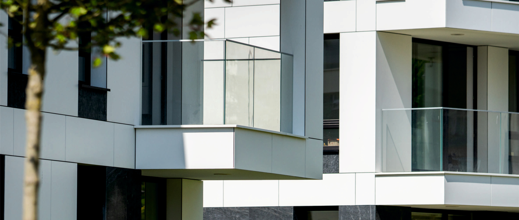 Szklane balustrady - Apartamenty Okrzei, Sopot - Wutkowski 002